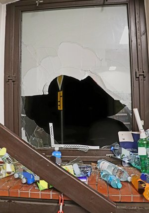 na zdjęciu uszkodzona szyba