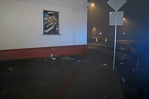 na zdjęciu uszkodzona szyba