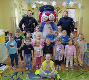 na zdjęciu dzielnicowi z przedszkolakami