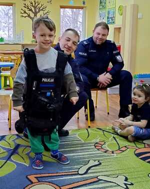 na zdjęciu chłopczyk przymierza kamizelkę