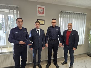 na zdjęciu komendant kierownik i przedstawiciele gminy