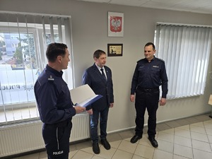 na zdjęciu komendant kierownik i przedstawiciele gminy