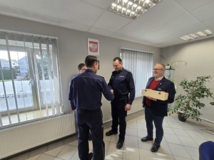 na zdjęciu komendant kierownik i przedstawiciele gminy