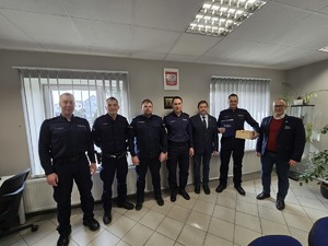 na zdjęciu komendant kierownik i przedstawiciele gminy