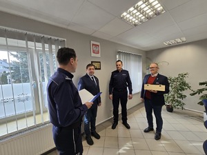 na zdjęciu komendant kierownik i przedstawiciele gminy
