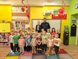 na zdjęciu dzielnicowy z dziećmi