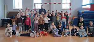 na zdjęciu dzielnicowy z dziećmi