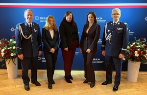 na zdjęciu Komendant Wojewódzki Katowice oraz Komendant KPP Racibórz wraz z pracownikami cywilnymi