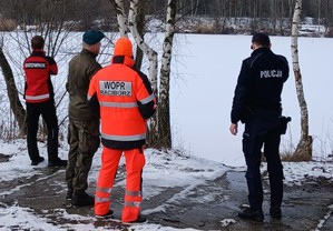 na zdjęciu policjant, żołnierz WOT oraz ratownik WOPR