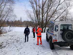 na zdjęciu policjant, oraz ratownicy WOPR
