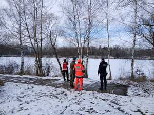 na zdjęciu policjant, żołnierz WOT oraz ratownik WOPR