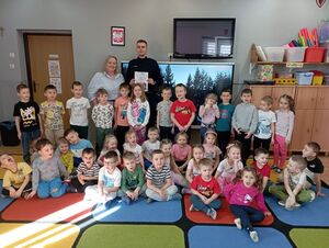 na zdjęciu policjant wraz z uczniami