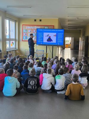 na zdjęciu policjant prowadzi prelekcje