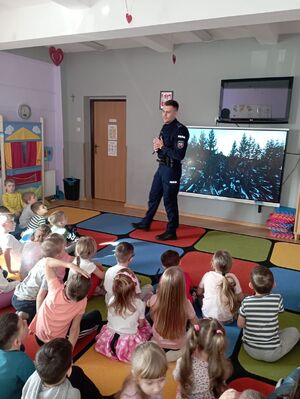 na zdjęciu policjant omawia zasady bezpieczeństwa w czasie ferii zimowych