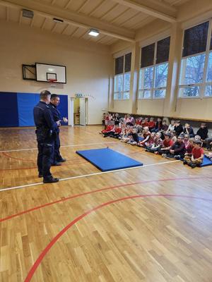 na zdjęciu policjanci prowadzą prelekcje z uczniami