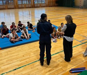 na zdjęciu panie opowiadają o bezpieczeństwie