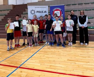 na zdjęciu dzieci policjantka i przedstawicielka sanepidu