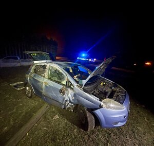 na zdjęciu uszkodzone auto po zdarzeniu drogowym