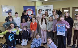 na zdjeciu policjantka pracownik sanepidu i dzieci podczas prelekcji