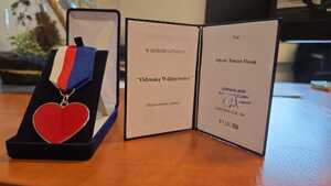 na zdjęciu medal w kształcie serduszka