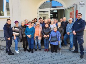 na zdjęciu policjanci z senorami