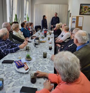 na zdjęciu policjanci i seniorzy na spotkaniu