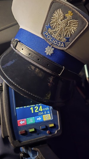 na zdjęciu prędkość z urządzenia i czapka policyjna