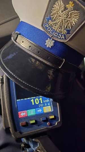 na zdjęciu prędkość z urządzenia i czapka policyjna