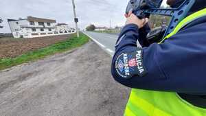 na zdjęciu policjant mierzy prędkośc