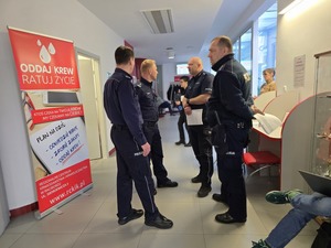 na zdjęciu policjanci w centrum krwiodawca