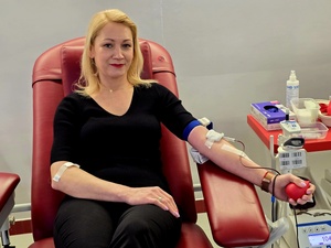 na zdjęciu pracownik cywilny oddaje krew