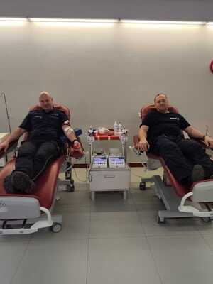 na zdjęciu policjanci oddają krew