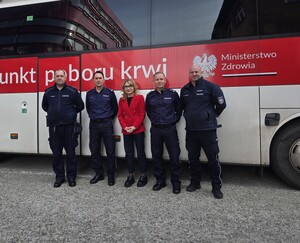 na zdjęciu policjanci i pani dyrektor pod centrum krwiodawca