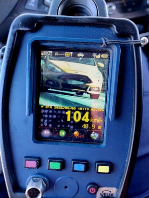 na zdjęciu prędkość 104 km/h