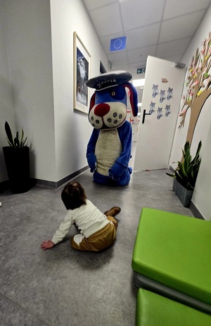 na zdjęciu sznupek i małe dziecko