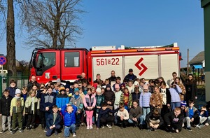 na zdjęciu policjanci strażacy ratownicy przy straży pożarnej z dziećmi