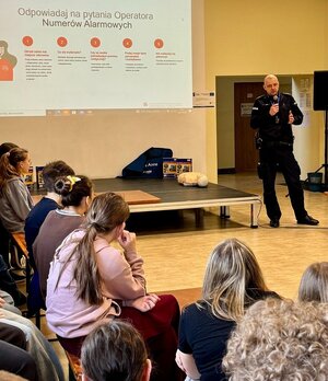 na zdjeciu policjant prowadzi prelekcje