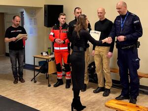 na zdjęciu policjant otrzymuje podziękowania