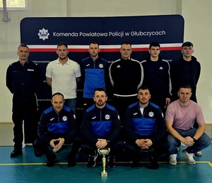 na zdjeciu piłkarze z pucharem