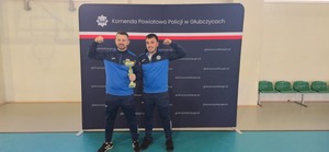 na zdjęciu policjanci z pucharem z piłki nożnej