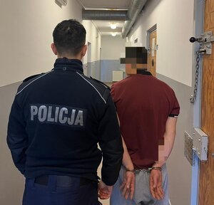 na zdjęciu zatrzymany z policjantem