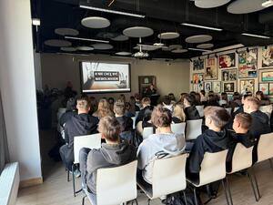 na zdjęciu uczestnicy i prowadzący spotkanie