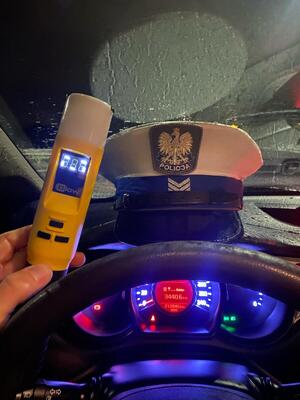 na zdjęciu czapka policyjna i urządzenie do badania trzeźwości