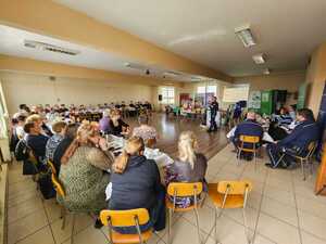 na zdjęciu uczestnicy spotkania słuchają pogadanki