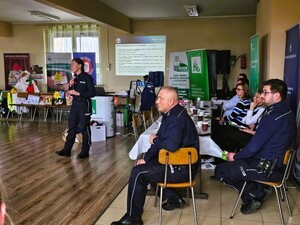 na zdjęciu Edyta Mazur prowadzi spotkanie