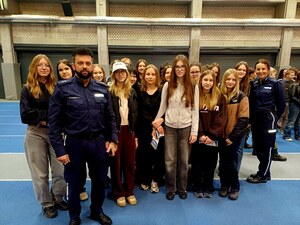 na zdjęciu policjanci z uczniami