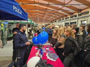 na zdjęciu policjanci przy stanowisku