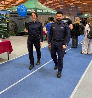 na zdjęciu policjant i policjantka