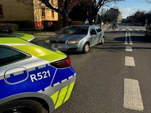 na zdjęciu pojazd uszkodzony po zdarzeniu oraz radiowóz