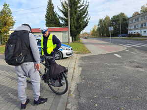 na zdjęciu policjant i rowerzysta